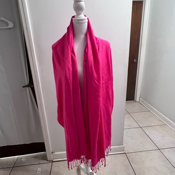 Pretty pink scarf/shawl - Picture 1 of 3